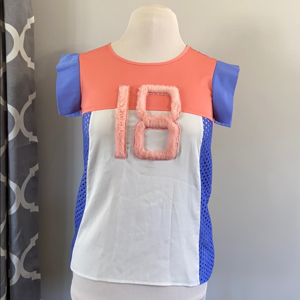 Lyn around 18 top size L